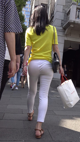 漂亮的黄衣白裤美女