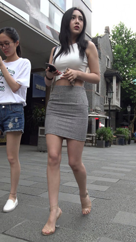 漂亮的露腰包臀裙小姐姐