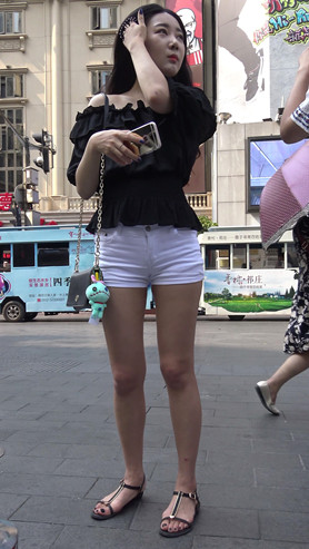 白色短裤美女