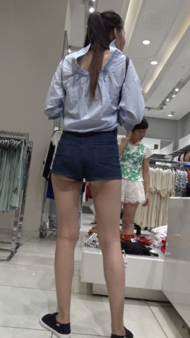 牛仔热裤月牙妹子