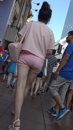 粉色短裤美女