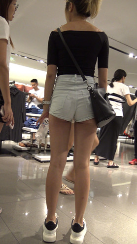 高腰牛仔热裤妹子