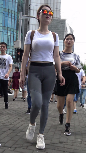 时尚的双肩包紧身裤美女