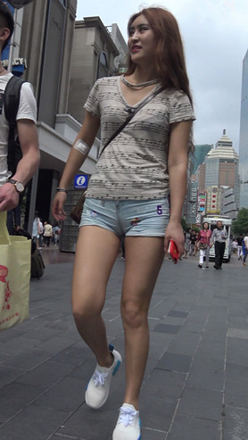 紧身牛仔短裤美女