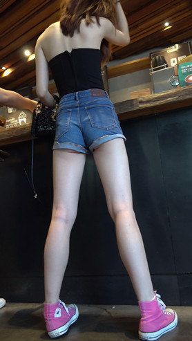 牛仔热裤妹子