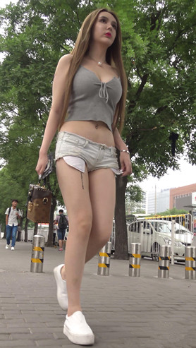 长发短裤月牙小姐姐