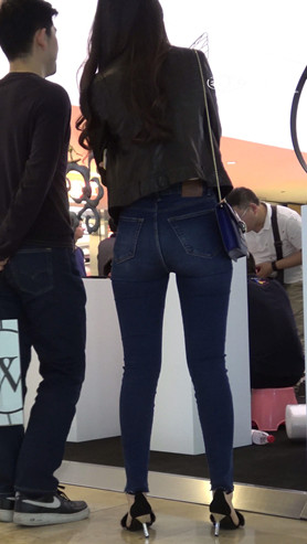 紧身牛仔裤美女