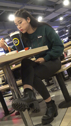 漂亮的黑牛美女