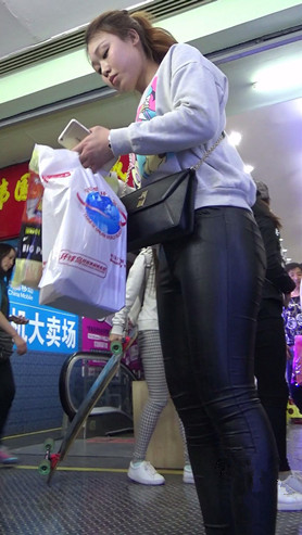 等地铁的皮裤小姐姐