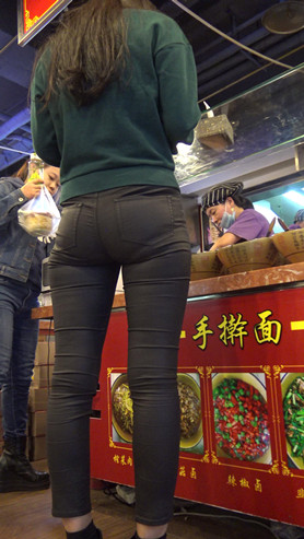 黑色牛仔裤美女