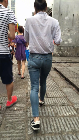 紧身牛仔裤妹子