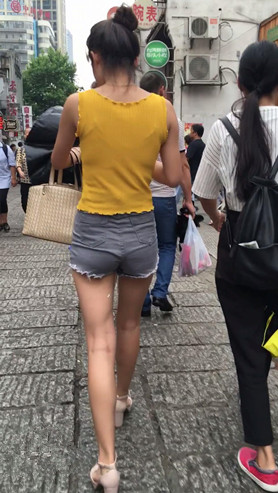 灰色牛仔热裤妹子