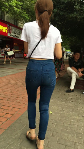 紧身牛仔裤妹子