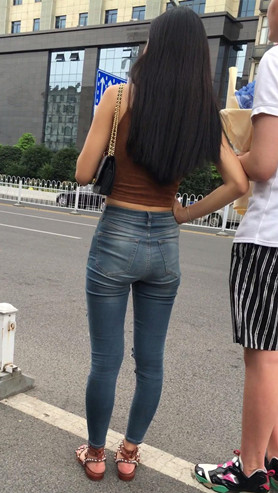 漂亮的牛仔裤小姐姐