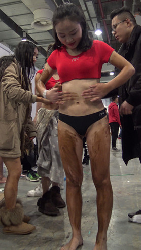 健身大赛涂黑油的模特美女