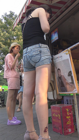 紧身灰牛热裤美女