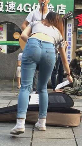 紧身牛仔裤裤腰美女
