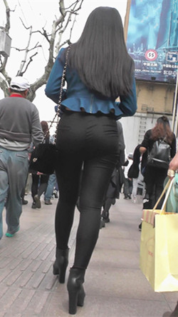 黑色紧身裤妹子