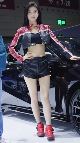 身材苗条的美女