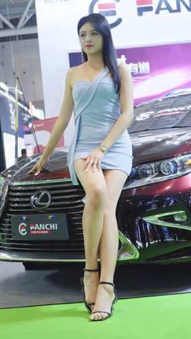 长腿蓝裙美女