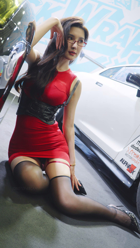 魅惑红裙美女车模