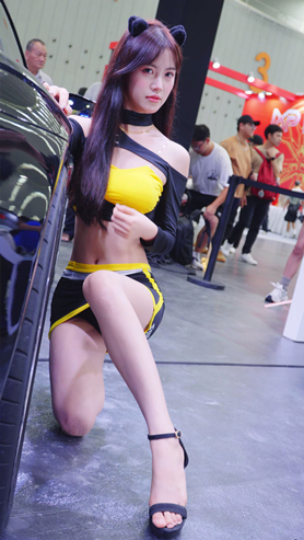 性感的包屯高跟美女车模
