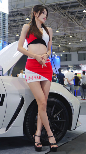 红色包臀裙美女