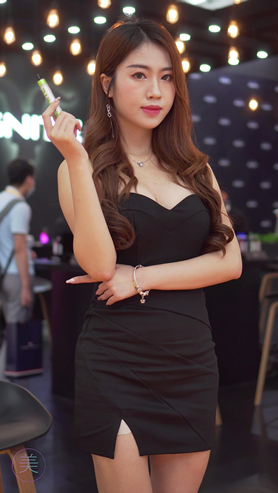漂亮的黑裙美女