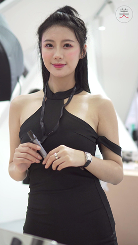 气质黑裙美女