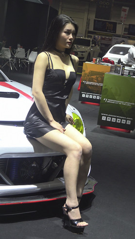 性感的吊带黑裙车模美女