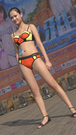 高校比基尼秀漂亮的妹子