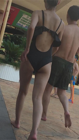 黑色比基尼妹子