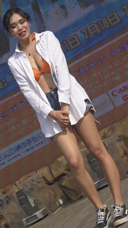 高校泳装秀跳舞的美女