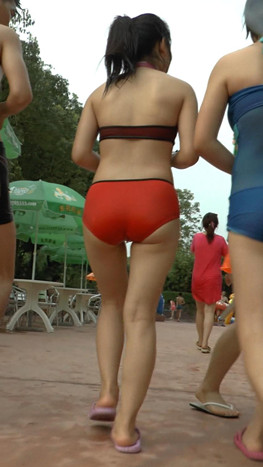 水上乐园红色比基尼美女