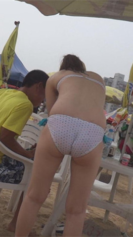 海边极品白色比基尼美女