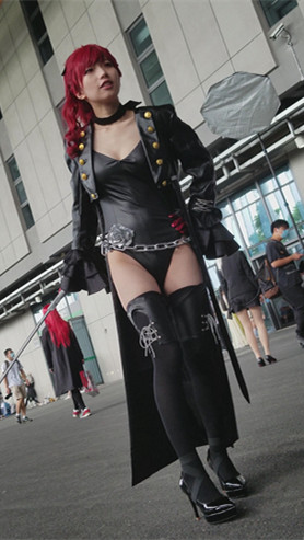 漂亮的coplay黑色披风红发妹子