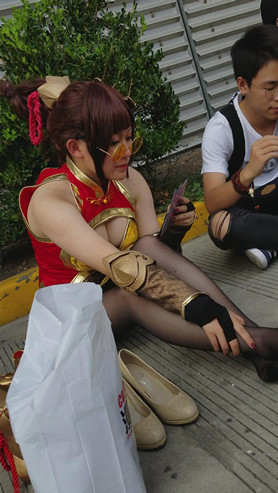 路边休息的coplay黑丝女孩
