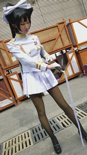 持刀白色制服cosplay美眉