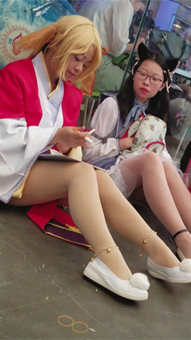 坐着化妆的cosplay美女
