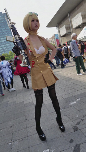 米色连衣裙cosplay美女