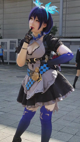 白嫩的蓝发cosplay美女