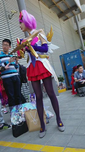 漂亮的高跟紫色SWcosplay美女