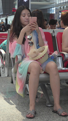 漂亮的彩色裙子美女