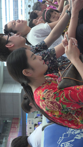 漂亮的红色花裙女孩