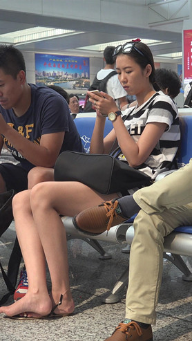 玩手机的美足妹子