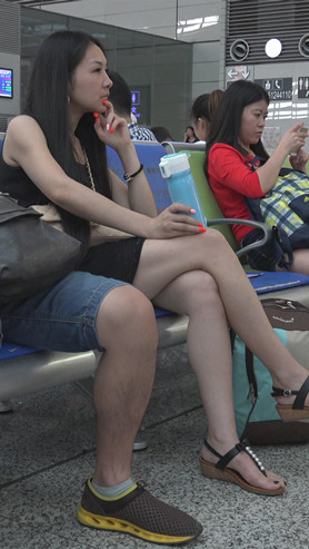 漂亮的黑裙美女