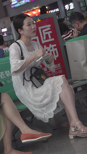 漂亮的白裙美女
