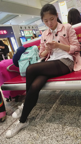 粉衣黑丝小姐姐