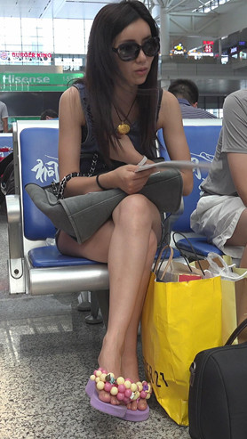 戴墨镜的美足妹子