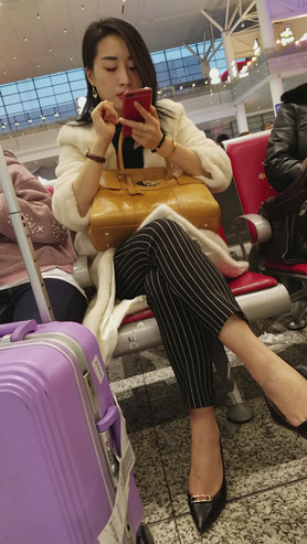 玩手机的美妇